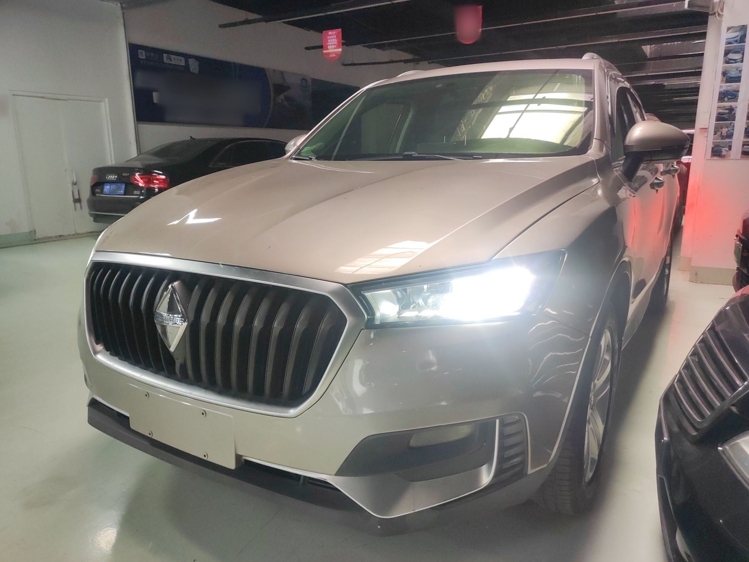 تحت مقدمة السيارة