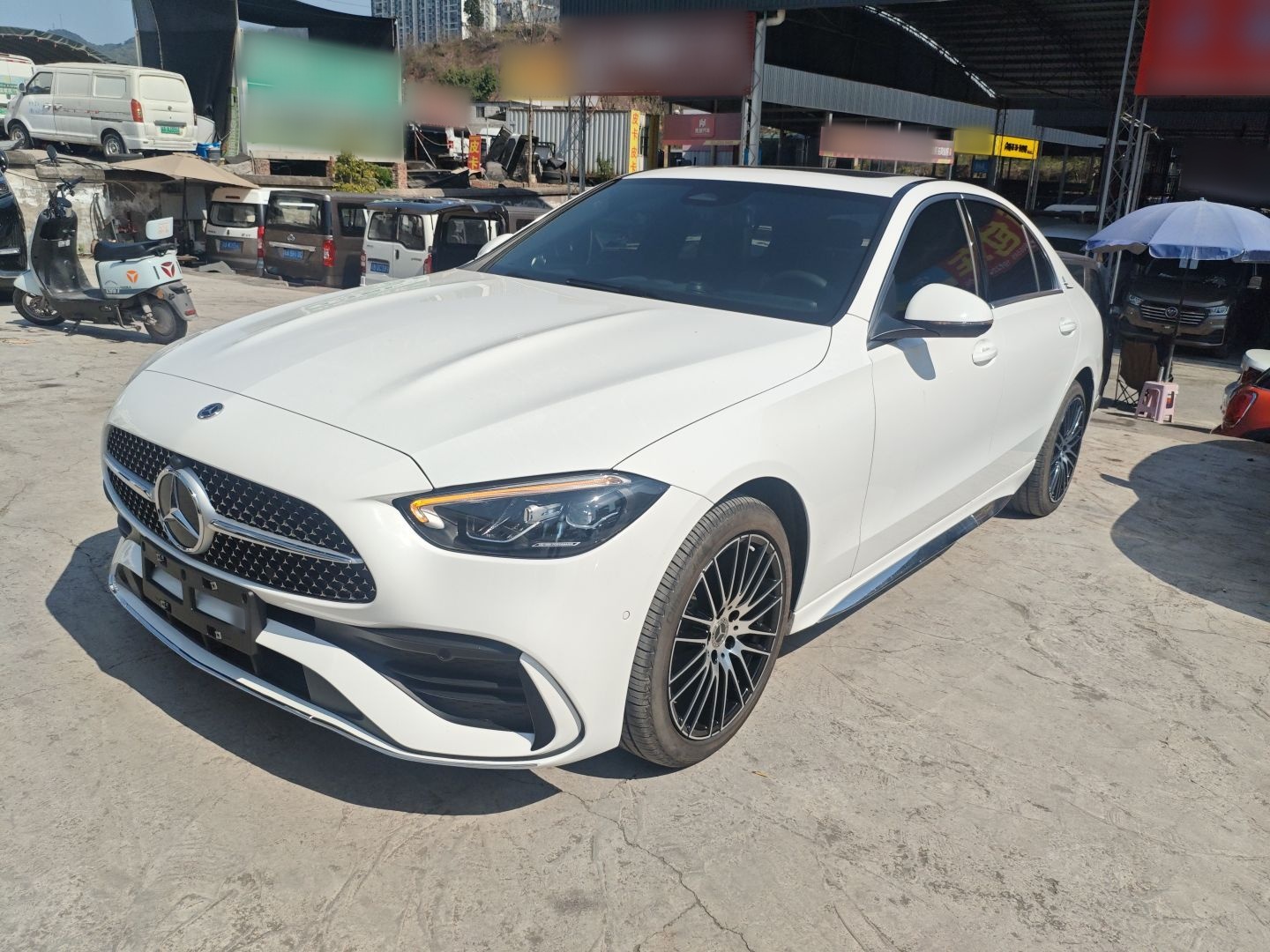 تحت مقدمة السيارة