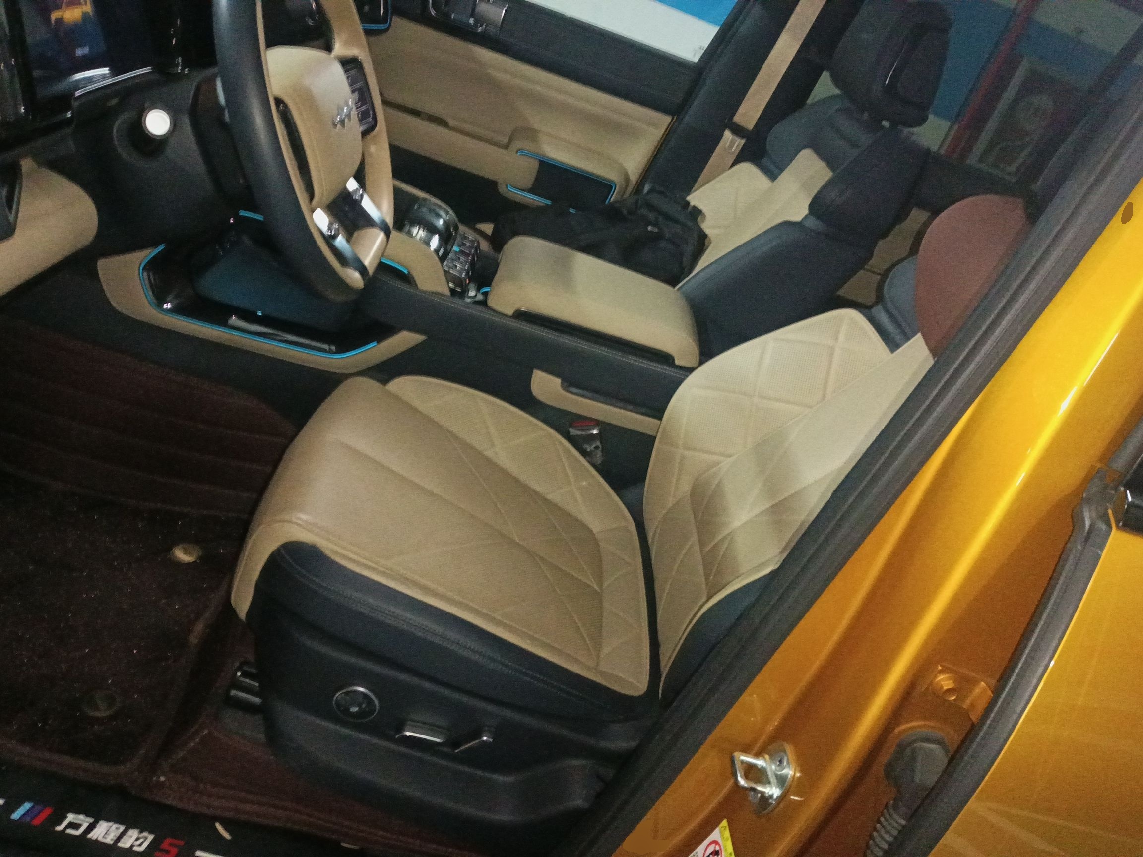 المقاعد الأمامية داخل السيارة