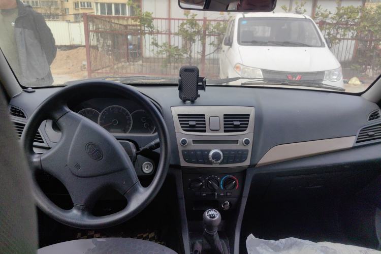 Used FAW Xiali 2012 N3 1.0L Hatchback Standard Model Center Console
