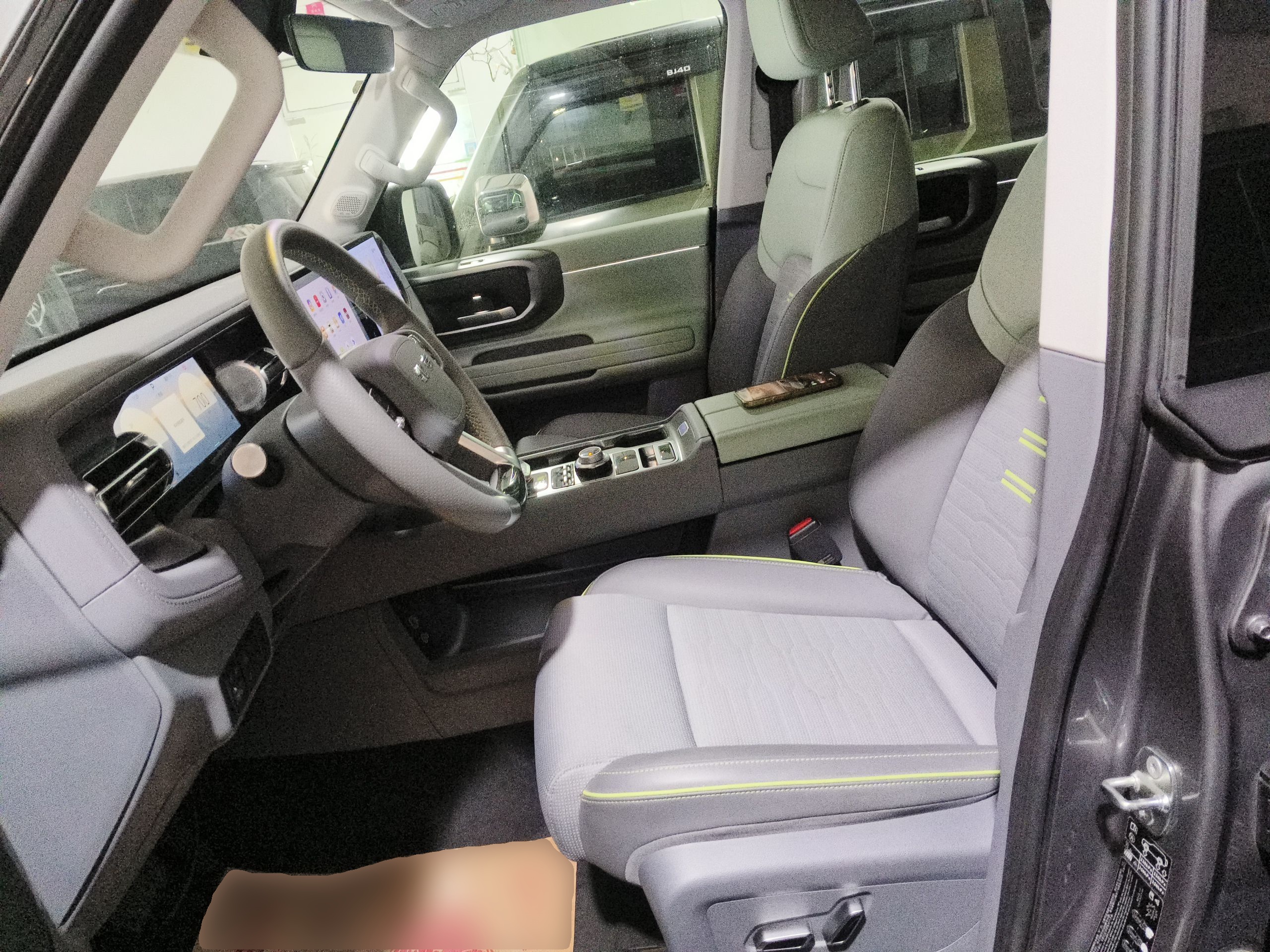 المقاعد الأمامية داخل السيارة