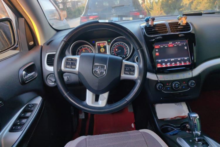 Used Dodge Journey 2013 2.4L Two-Wheel Drive Luxury Version Steering Wheel