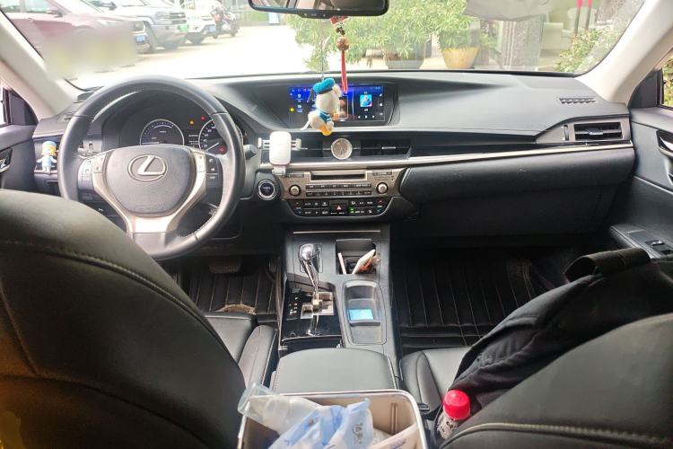 Used Lexus ES 2013 300h Elite Edition
