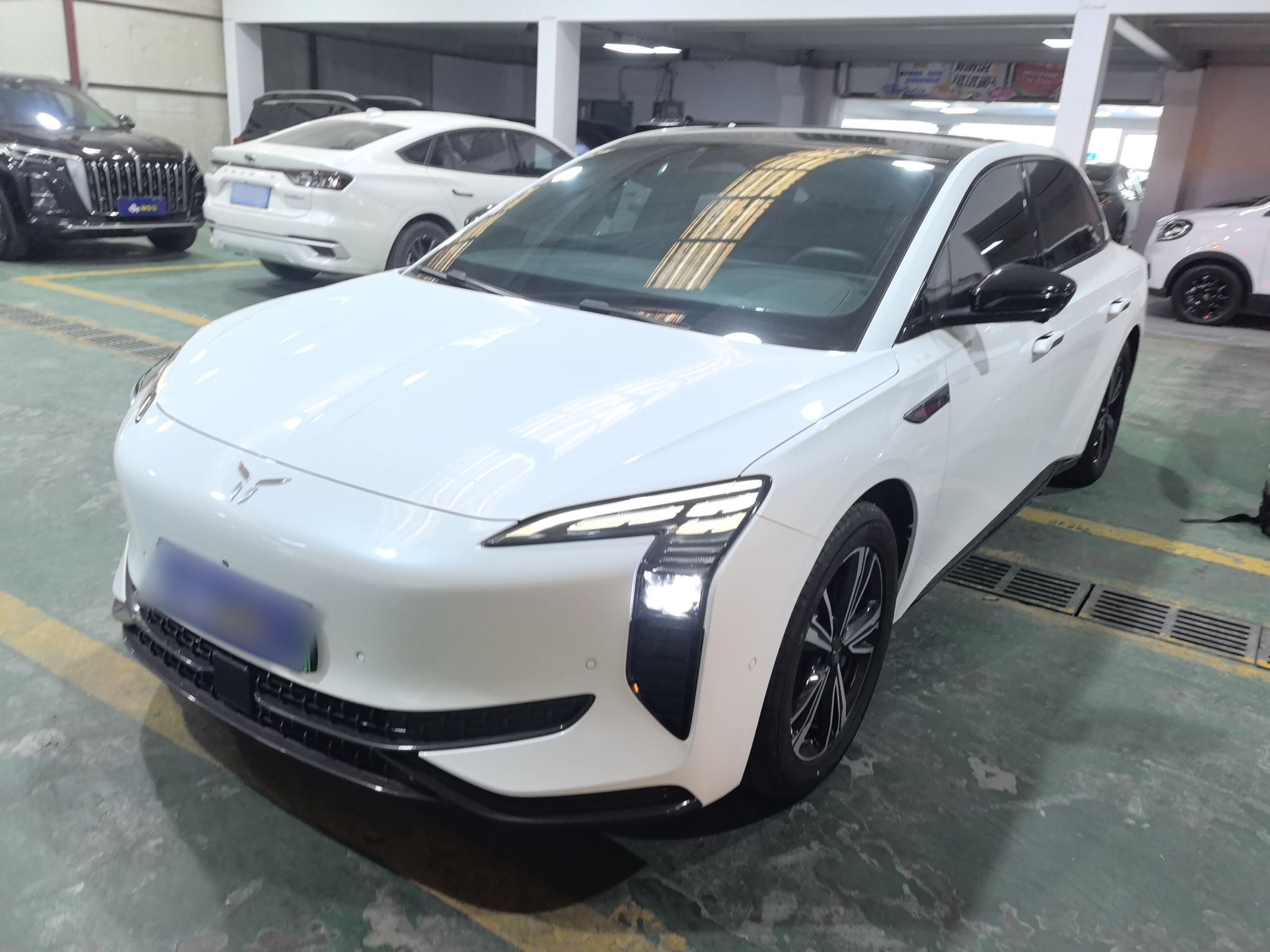 تحت مقدمة السيارة