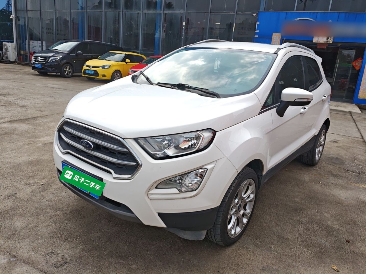 تحت مقدمة السيارة