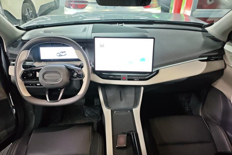 Used Lynk & Co 06 EM-P 2023 EM-P 56 Standard Range Pro Center Console