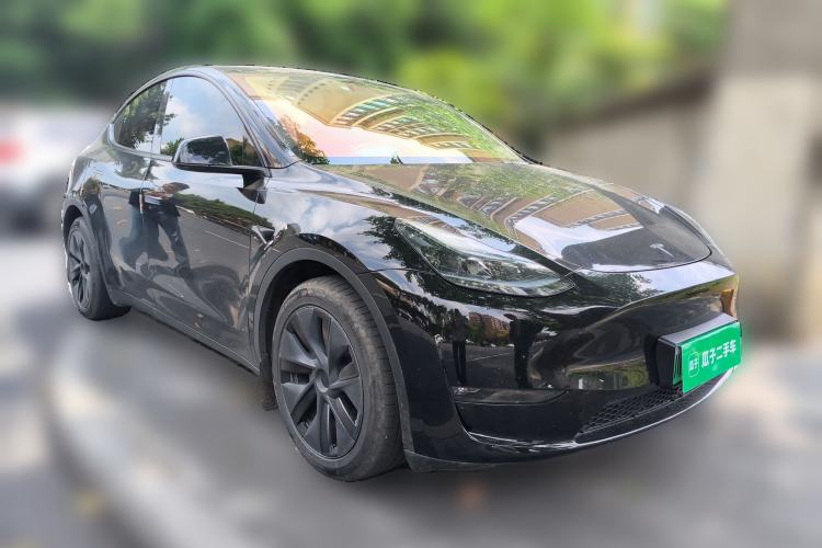 Used Tesla Model Y 2024 Long-Range All-Wheel-Drive Version Front Right 45 Deg