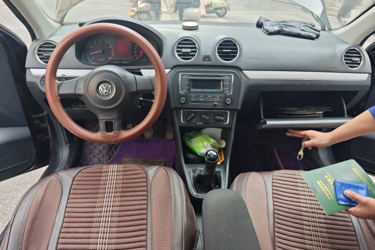 Used Volkswagen Jetta 2015 1.6L Manual Comfort Model Center Console