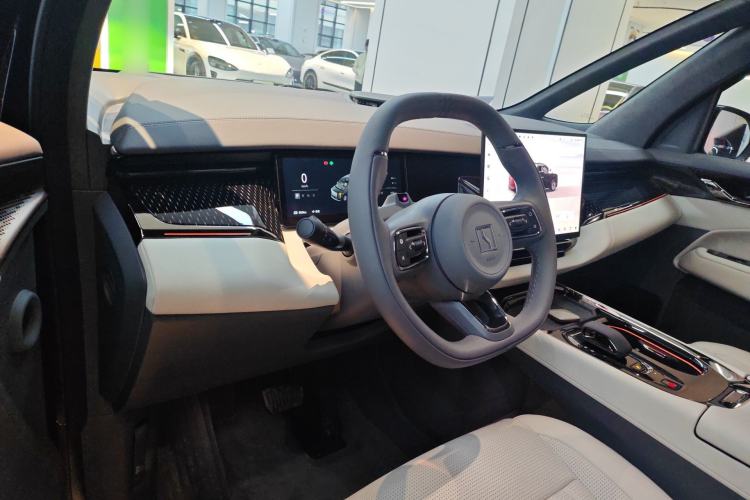 Used Zeekr 009 2024 Six-Seat Executive Version 4WD 108 kWh Center Console