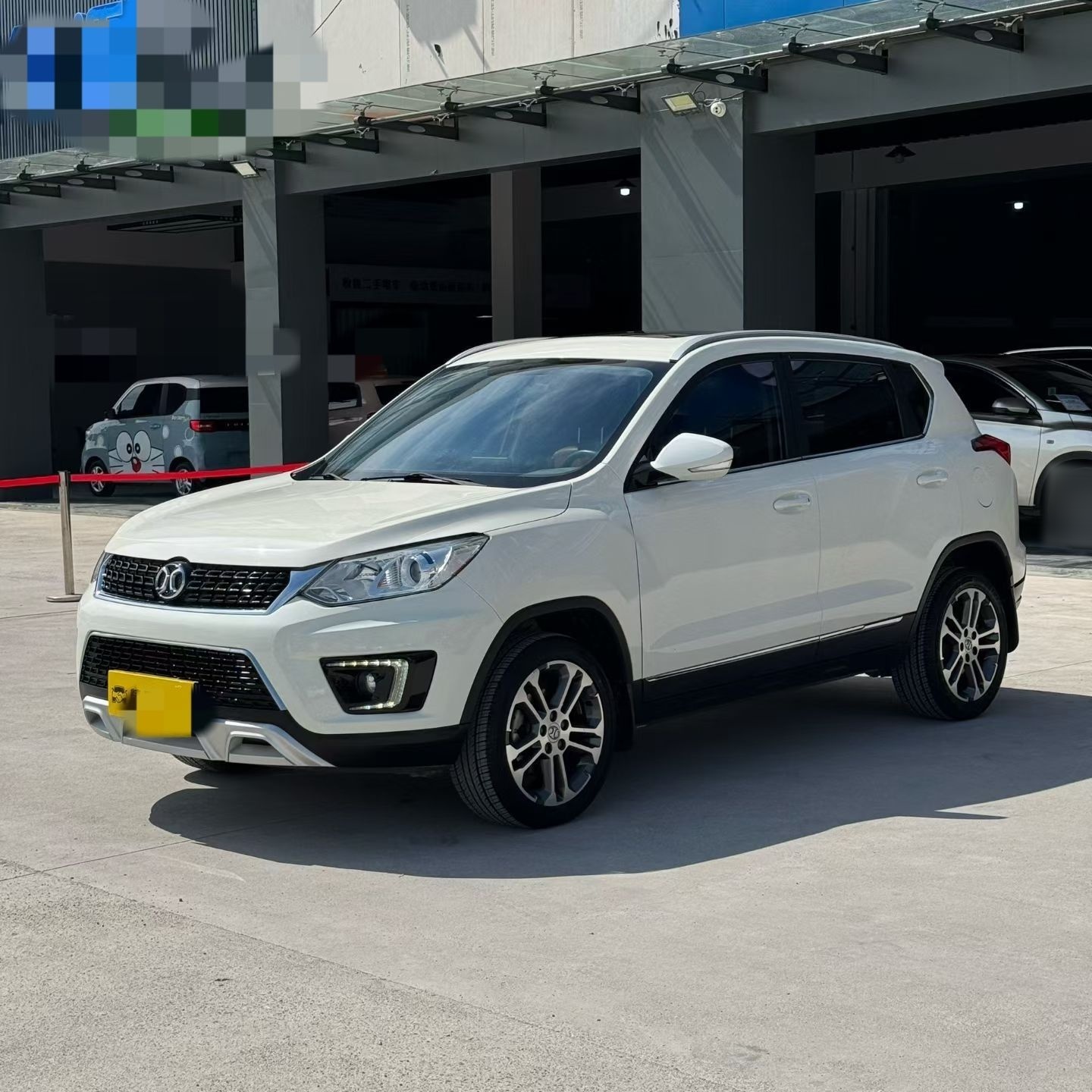 Под передней частью автомобиля