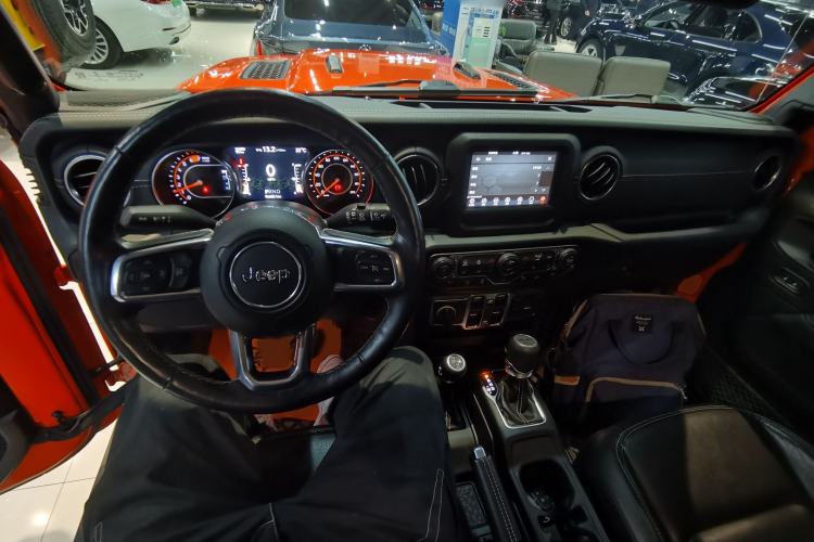 Used Jeep Wrangler 2019 2.0T Sahara Four-Door Version China VI Emission Standard