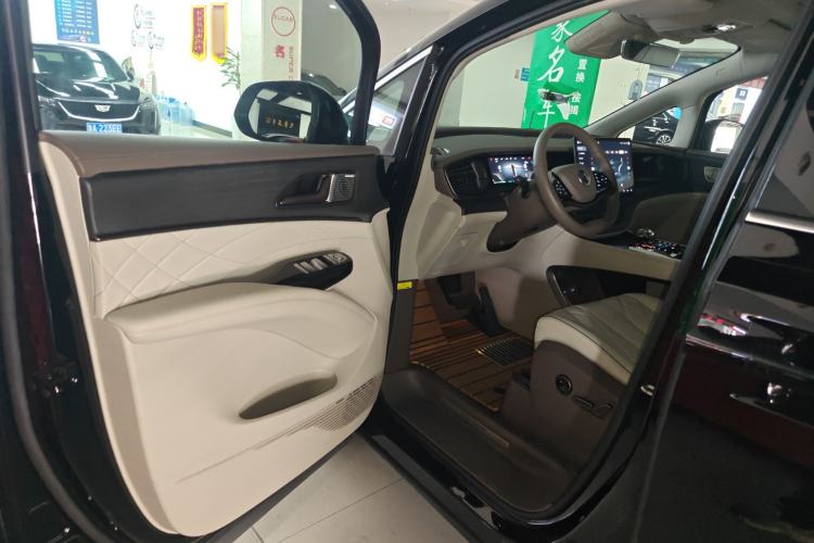 Used Denza D9 2022 DM-i 970 Four-Wheel Drive Prestige Model
