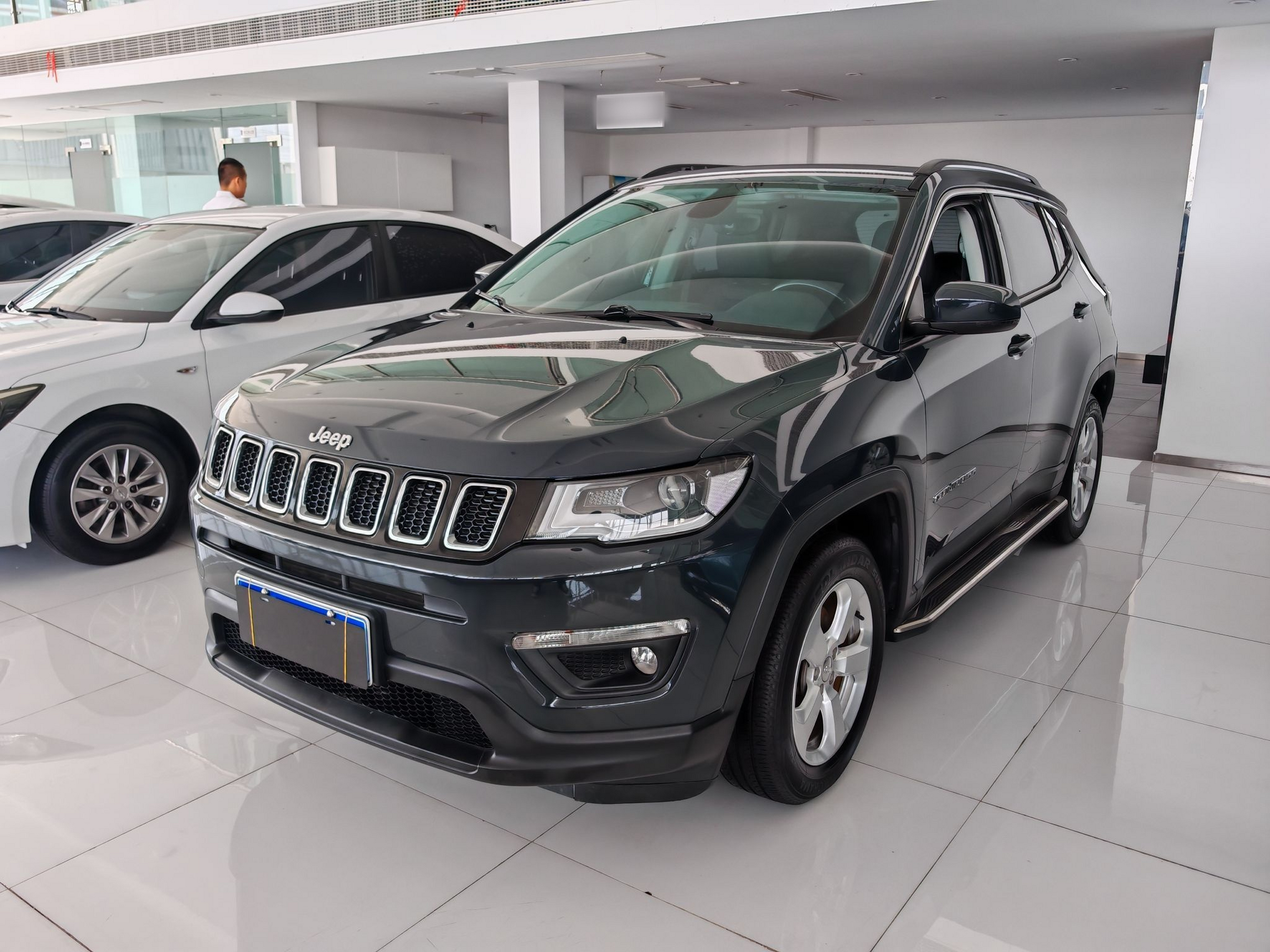 Под передней частью автомобиля