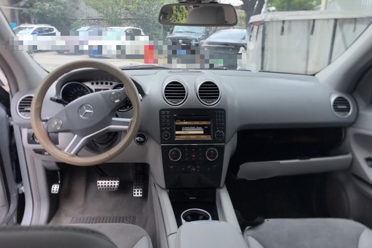 Used Mercedes-Benz M-Class 2010 ML 300 4MATIC Center Console