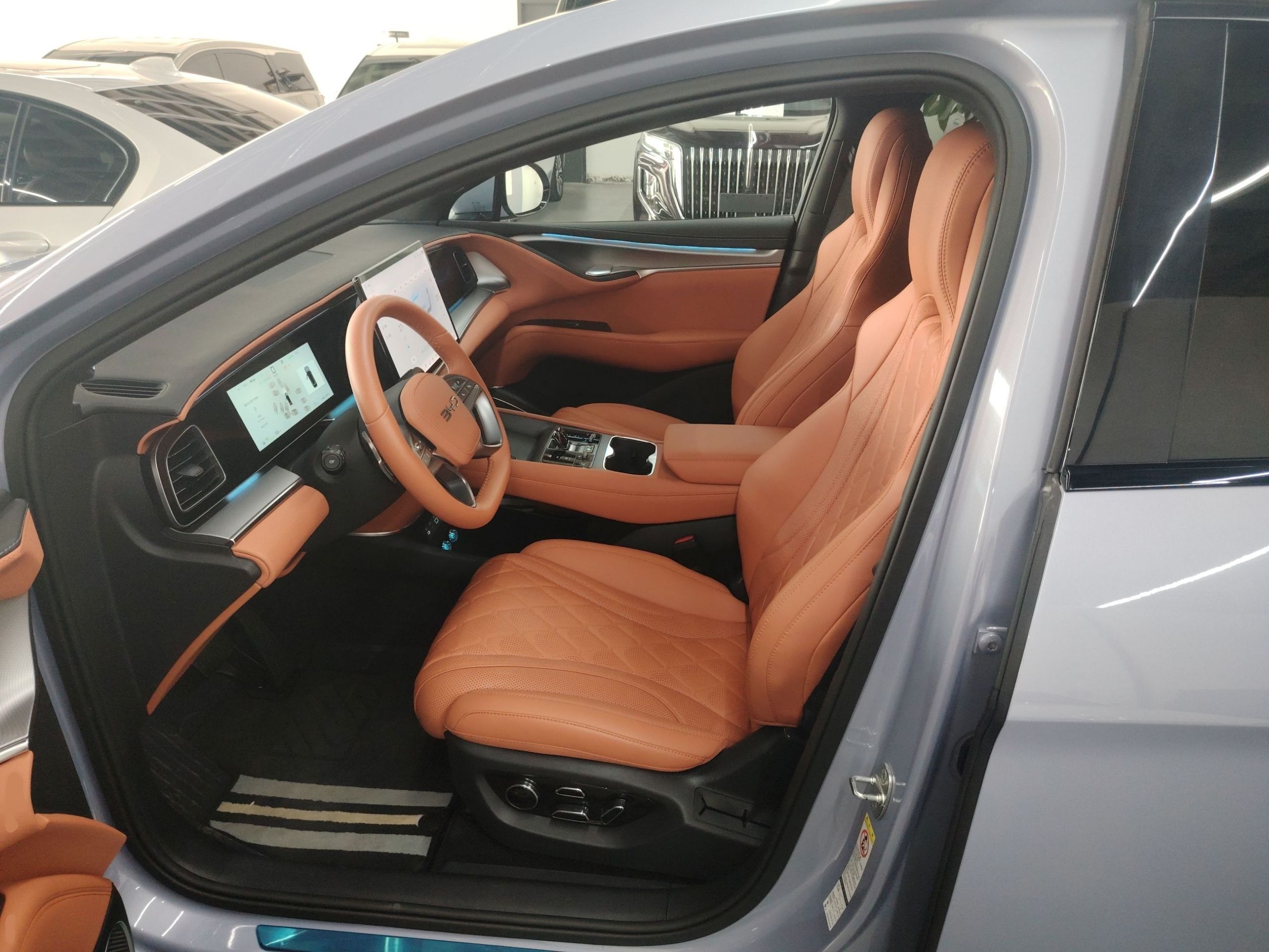 المقاعد الأمامية داخل السيارة