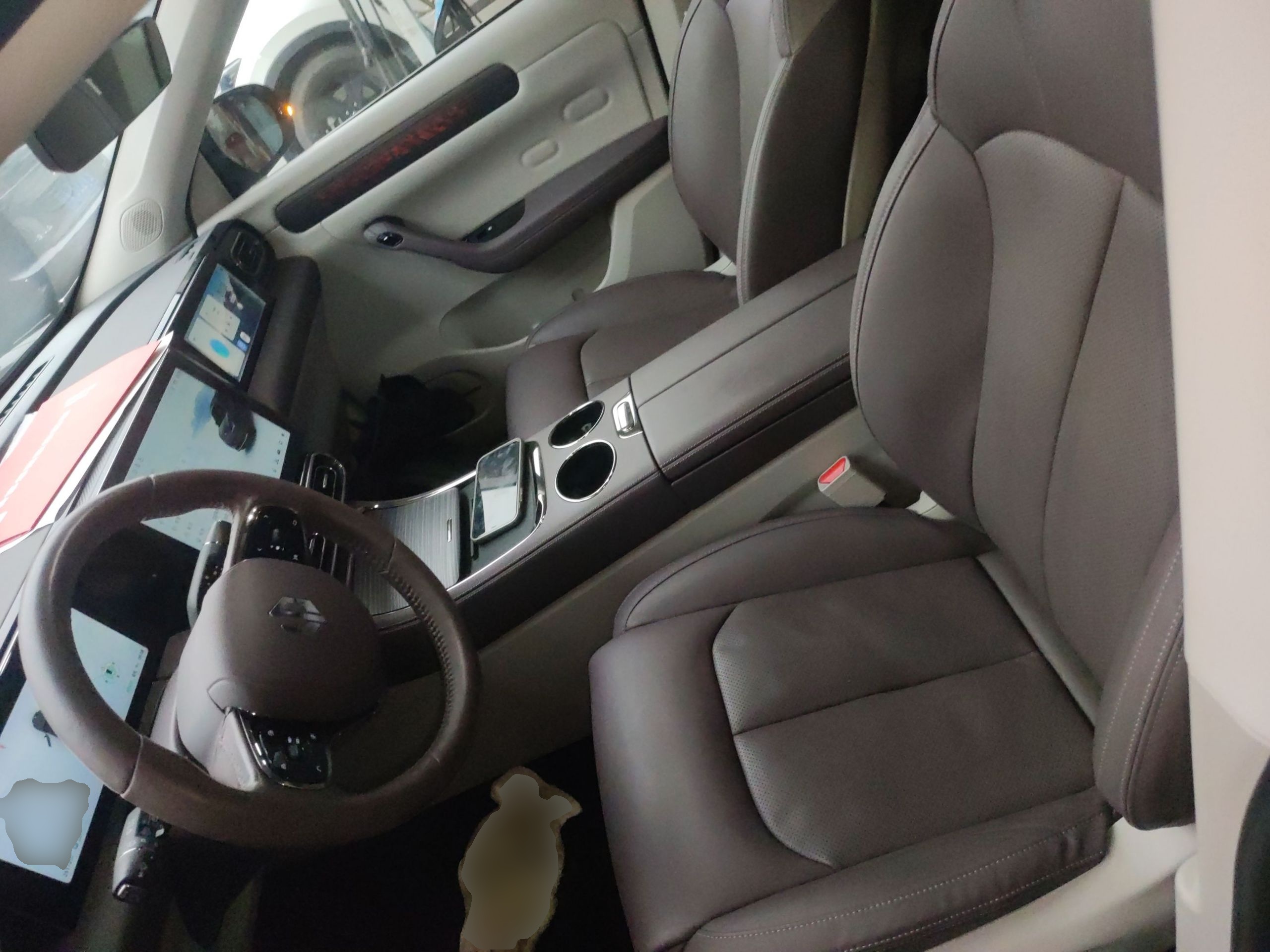 المقاعد الأمامية داخل السيارة