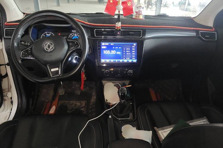 Used Dongfeng Fengon 580 2018 Revised Version 1.8L Manual Comfort Edition Center Console