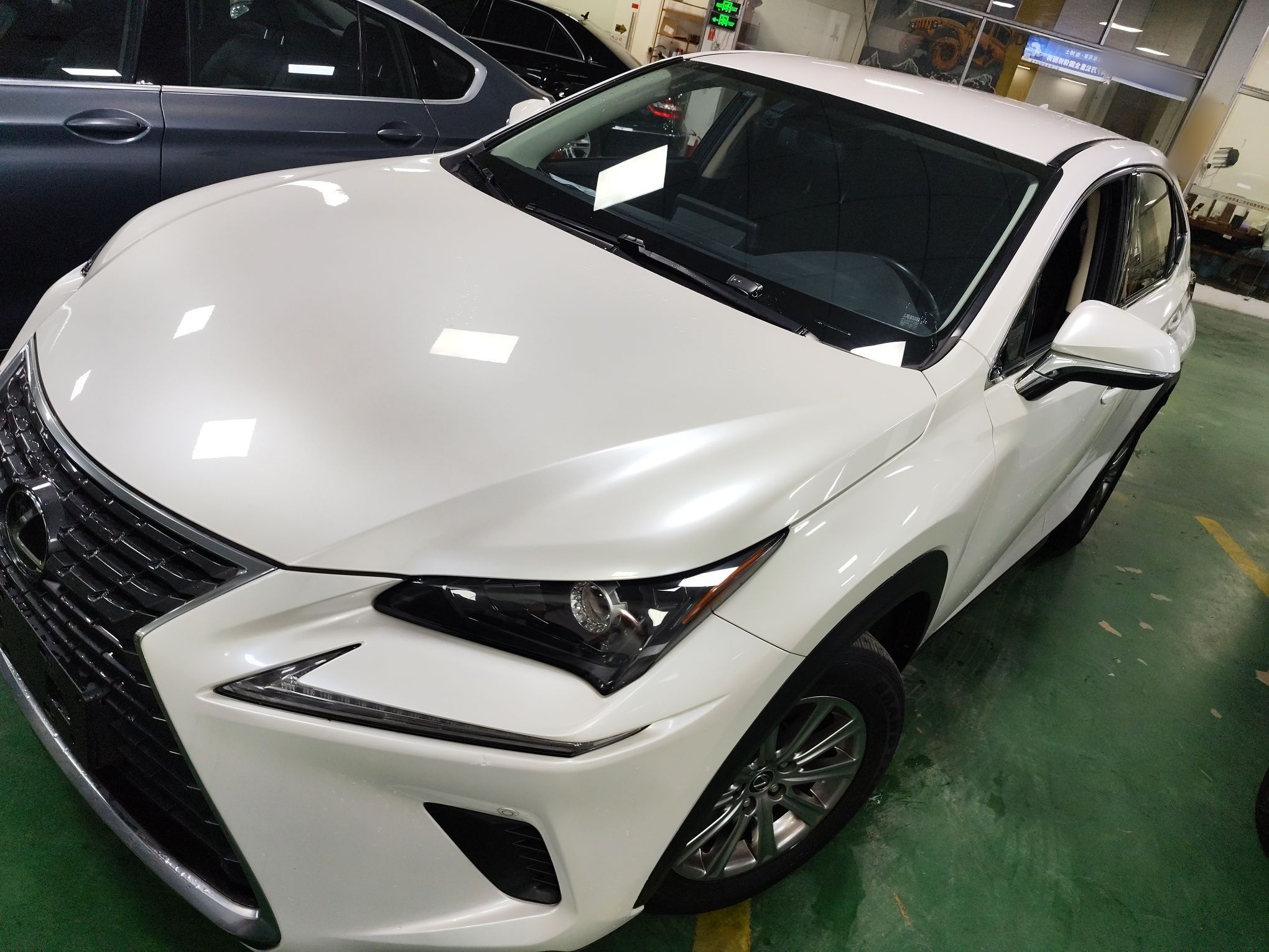 Под передней частью автомобиля