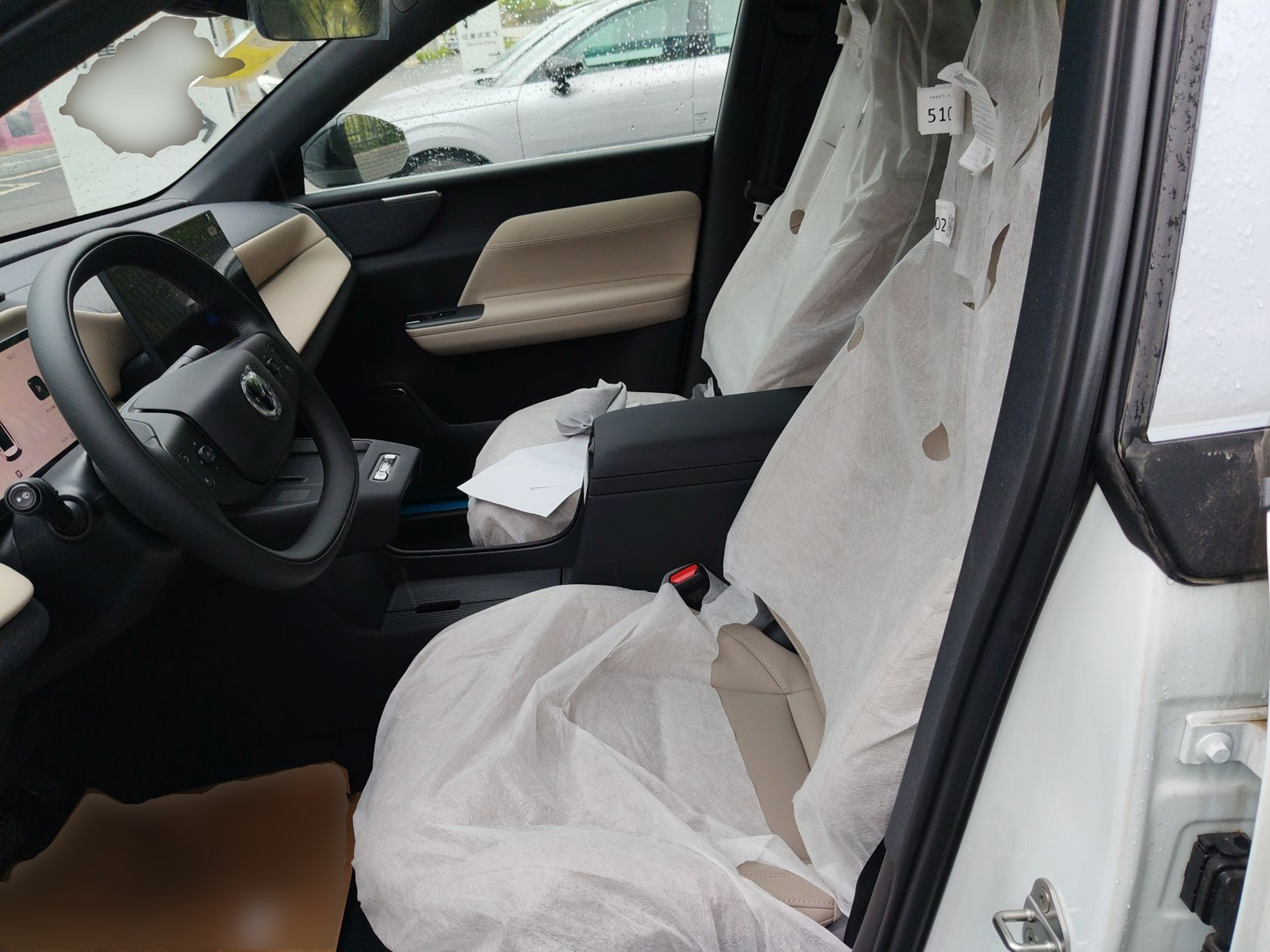 المقاعد الأمامية داخل السيارة