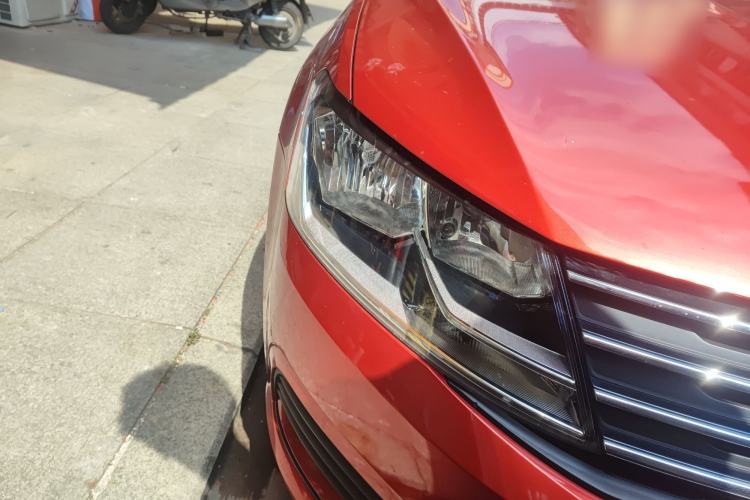 Used Volkswagen Gran Lavida 2015 1.6L Automatic Fashion Edition Right Front Headlight