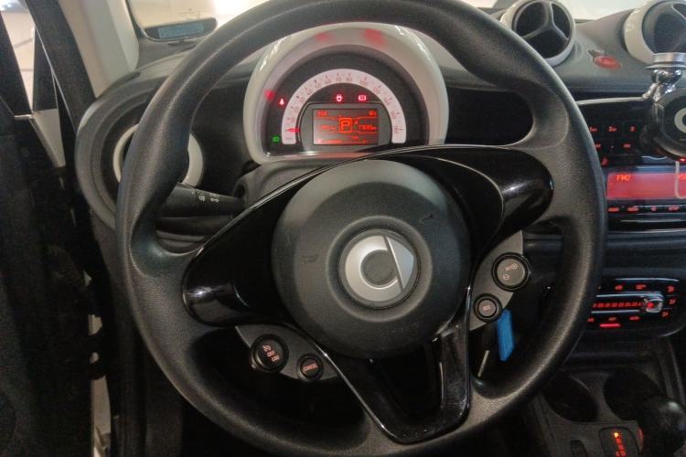 Used smart fortwo 2015 1.0L 52 kW hardtop Dynamic version
