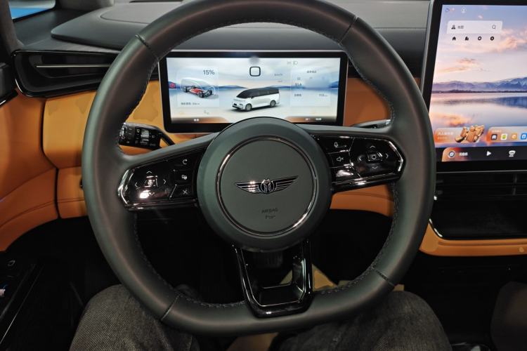 Used Geely Galaxy LEVC L380 2024 140-Degree 6-Seater All-Wheel-Drive Ultra Steering Wheel