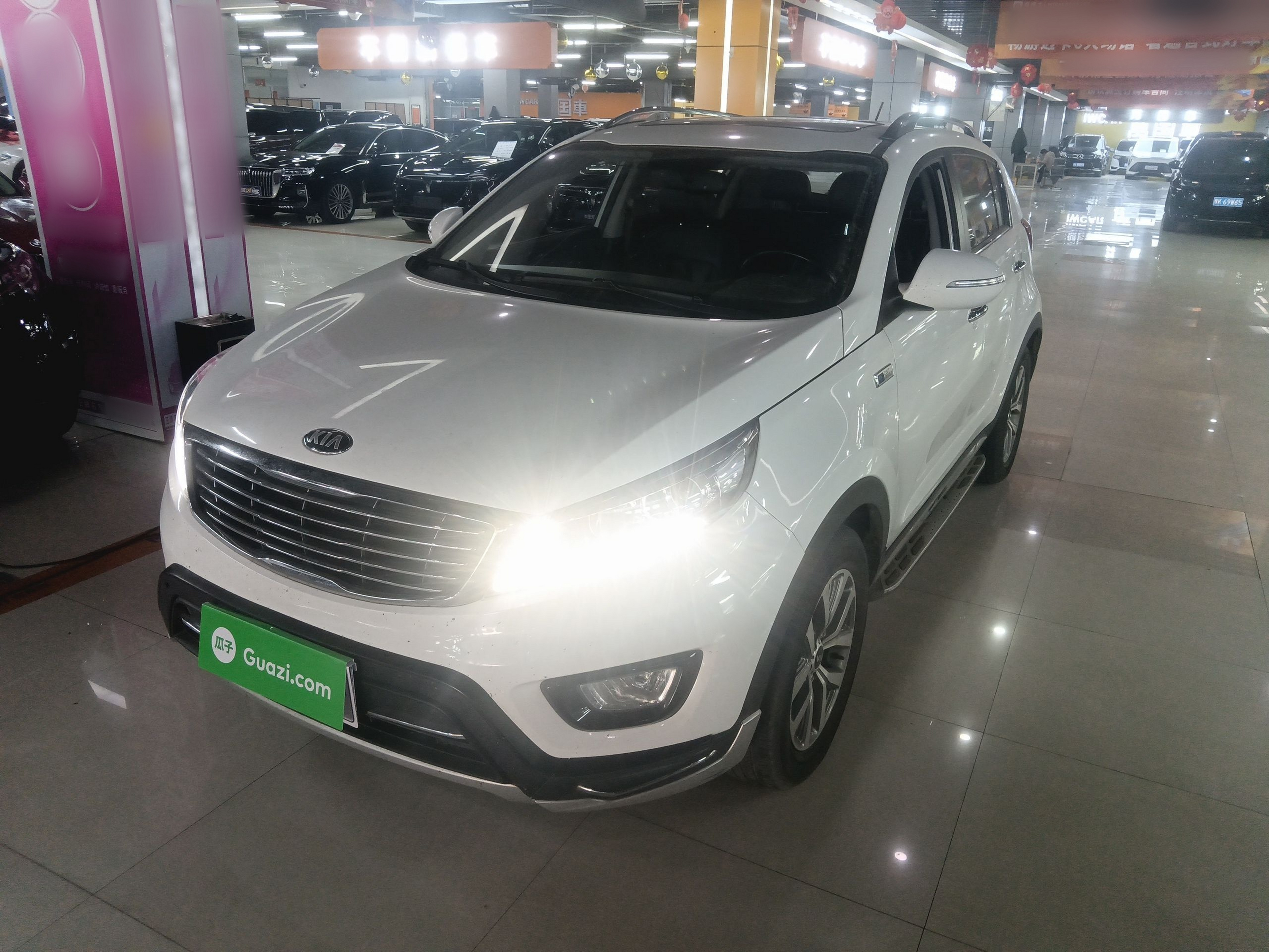 تحت مقدمة السيارة