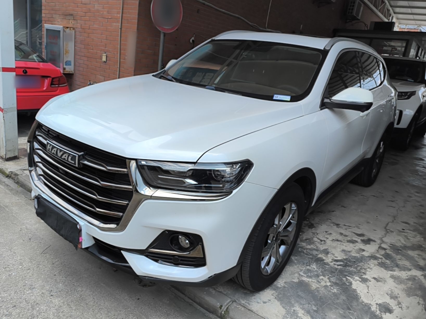 Под передней частью автомобиля