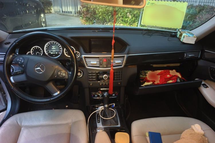 Used Mercedes-Benz E-Class 2010 E 260 CGI Fashion Model Center Console