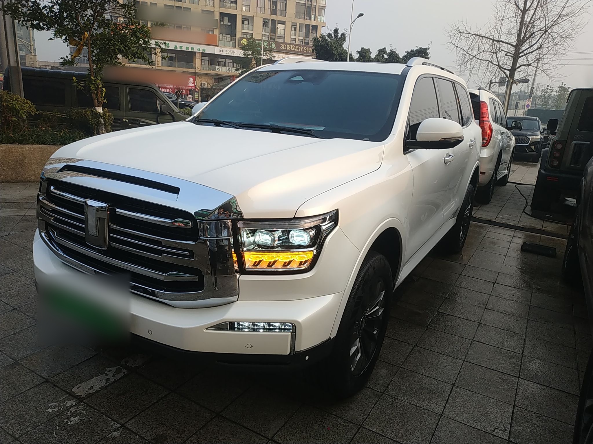 Под передней частью автомобиля