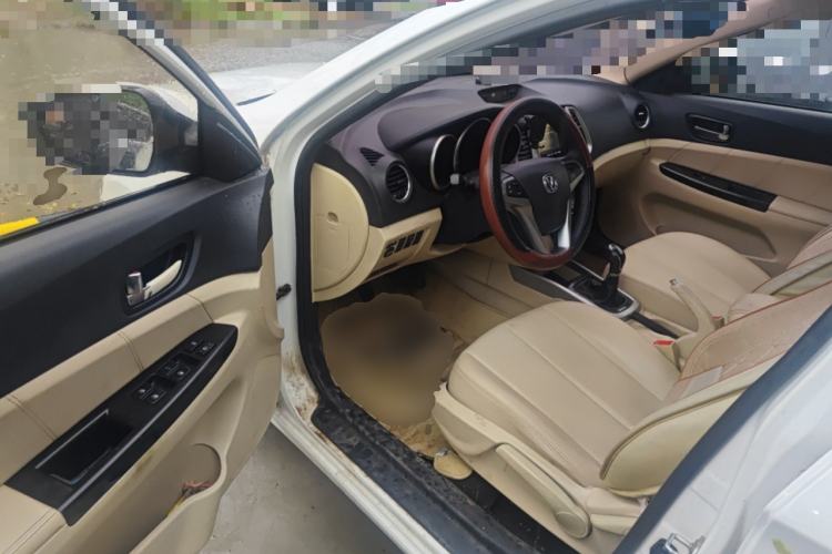 Used CHANGAN Eado 2015 1.6L Manual Luxury Model China IV Standard