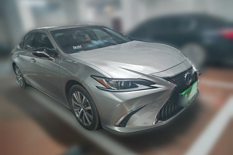 Used Lexus ES 2020 300h Premier Edition Front Right 45 Deg