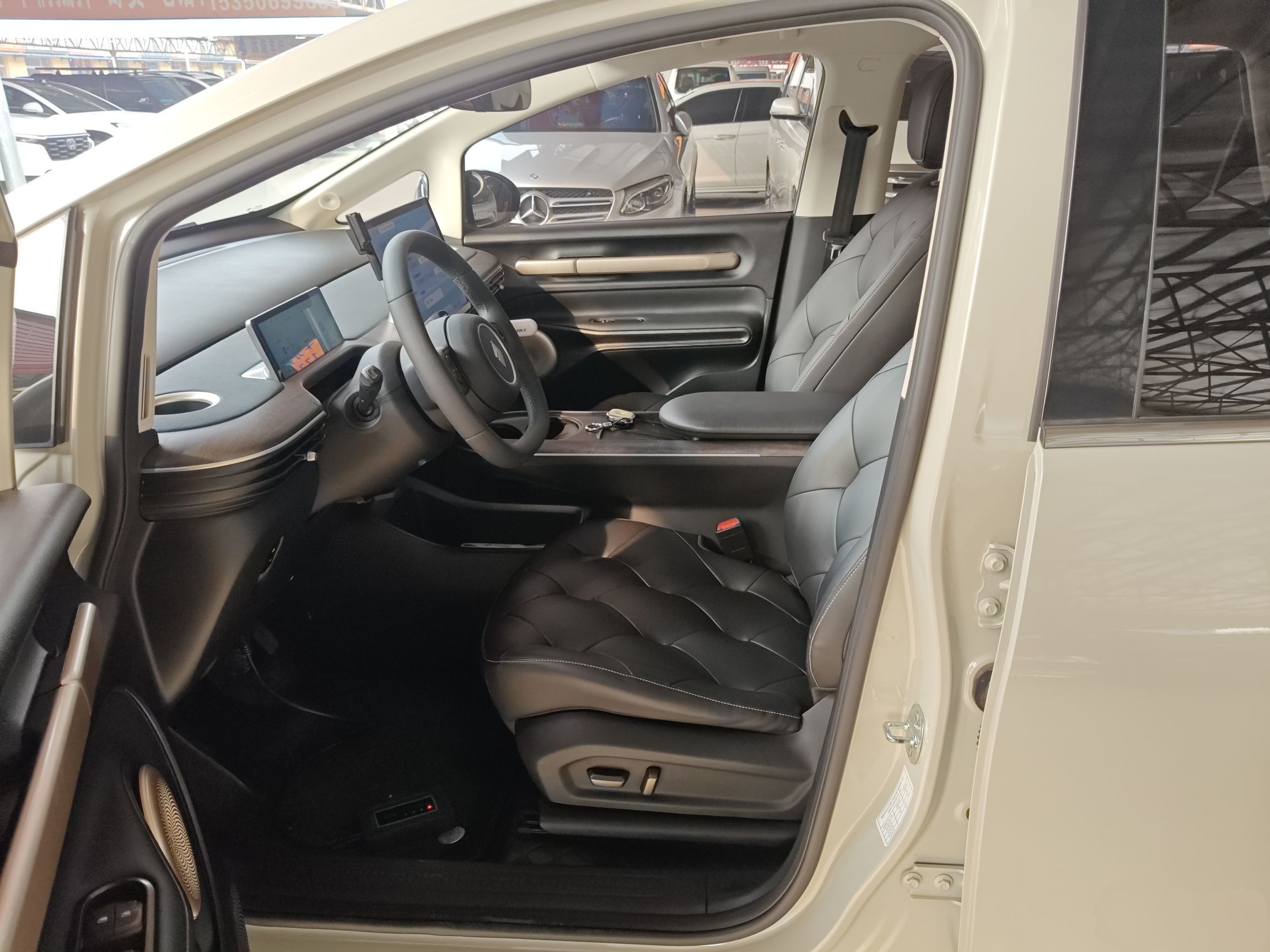 المقاعد الأمامية داخل السيارة