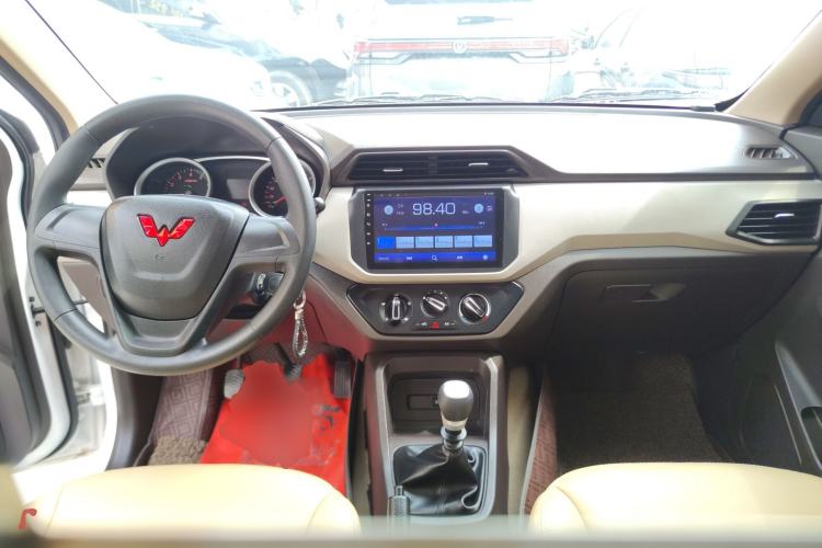 Used Wuling Hongguang 2021 1.5L Revised S Standard Version Hydraulic-Power-Assisted LAR Center Console
