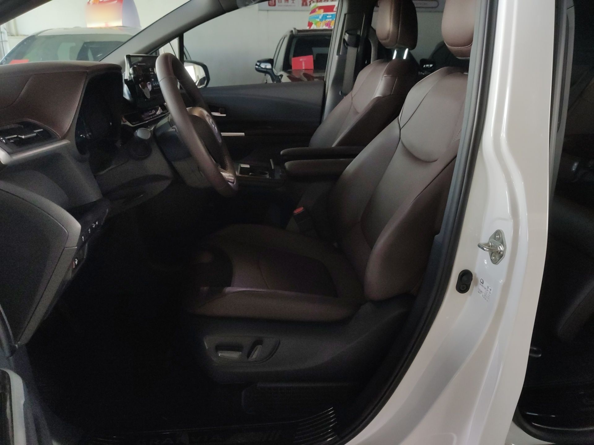 المقاعد الأمامية داخل السيارة