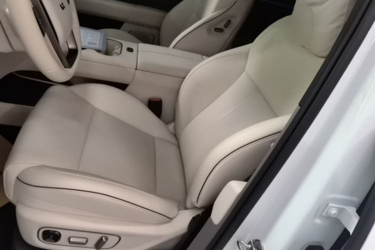 Used Li Auto i6 2025 Model Four-Wheel-Drive Standard Type
