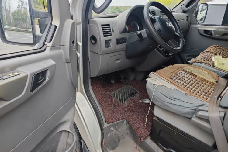 Used Dongfeng Yufeng 2014 2.5T YuliBao Logistics Vehicle Low-Trim Version with Short Wheelbase and Mid-Roof Design – ZD25 Driver Seat