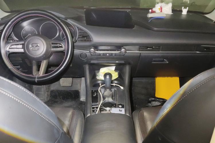 Used Mazda 3 Axela 2020 1.5L Automatic Luxury Version Center Console