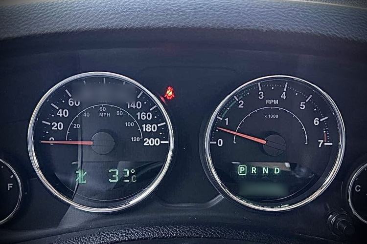 Used Jeep Wrangler 2017 3.0L Sahara Four-Door Comfort Edition Interior 5