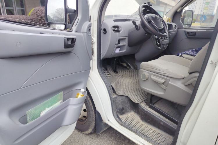 Used SAIC MAXUS Xintu V80 2020 2.5T AMT Classic City Distribution King Short Wheelbase Mid-Roof Design – 2/3 Seats Driver Seat