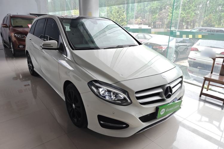 Used Mercedes-Benz B-Class 2015 B 200 Fashion Model Front Right 45 Deg