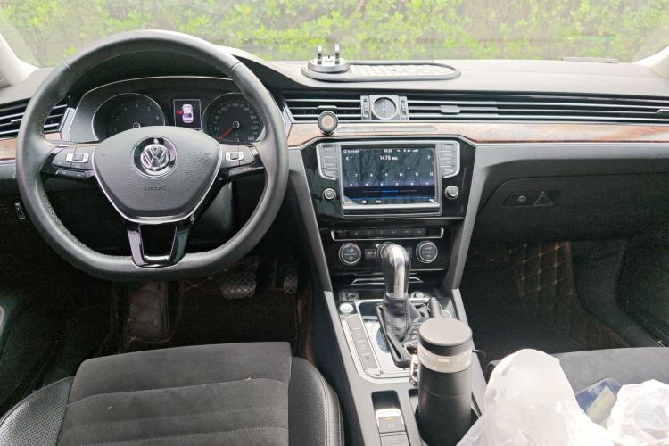 Used Volkswagen Magotan 2017 330TSI DSG Luxury Model Center Console