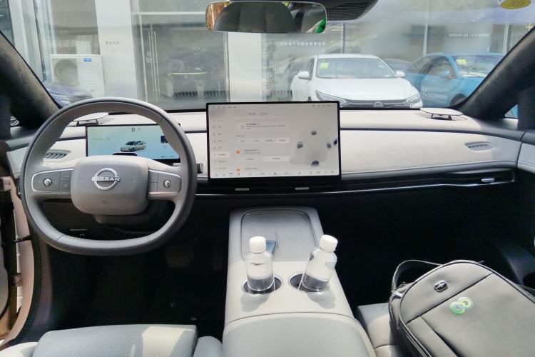 Used Nissan N7 2025 625 Max Center Console