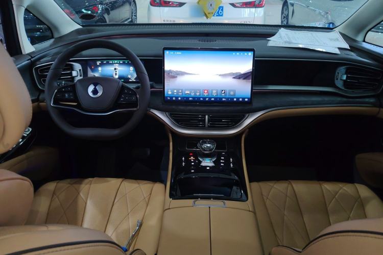 Used Denza D9 2024 DM-i 980 Four-Wheel Drive Prestige Model Center Console