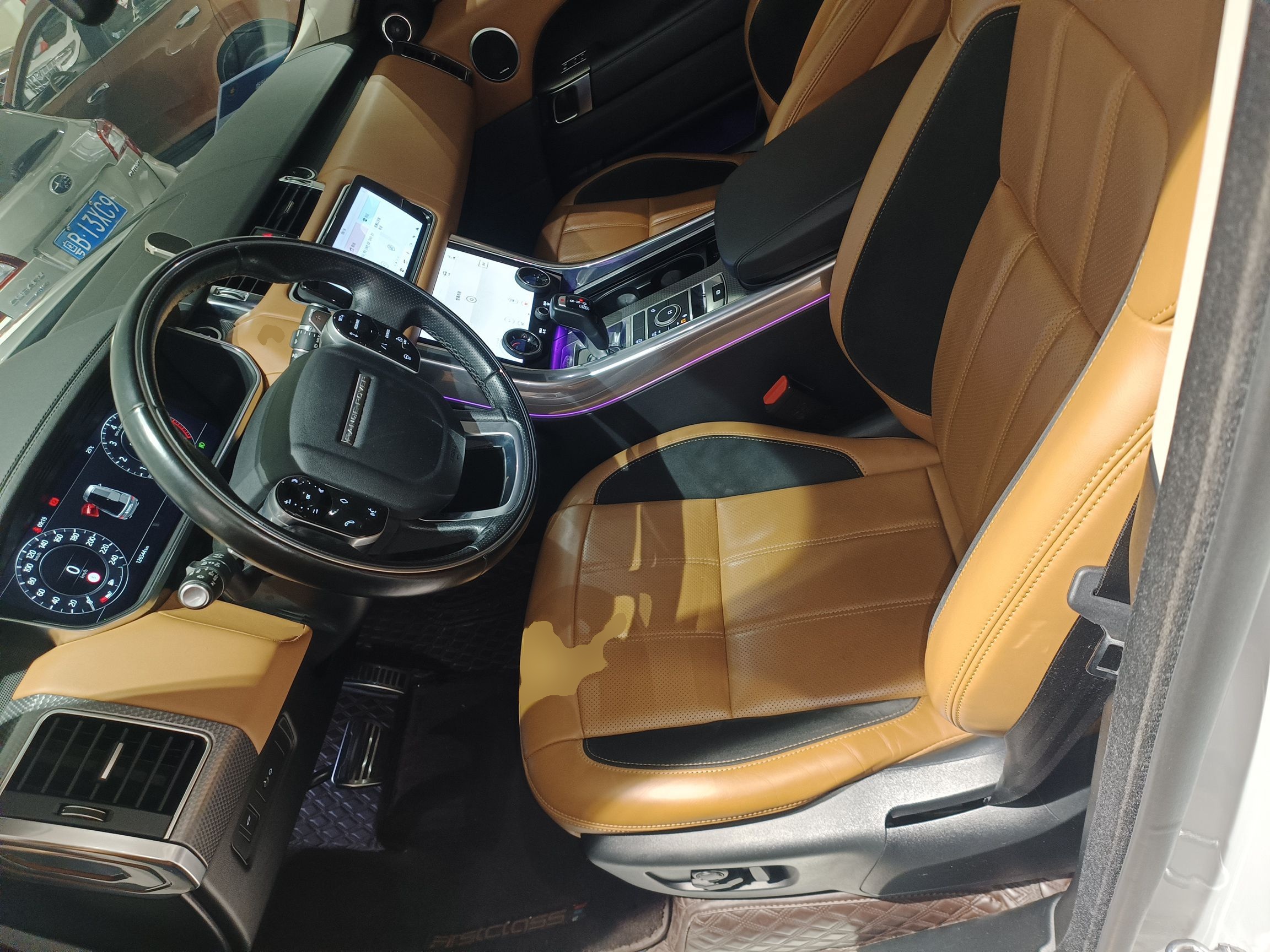 المقاعد الأمامية داخل السيارة