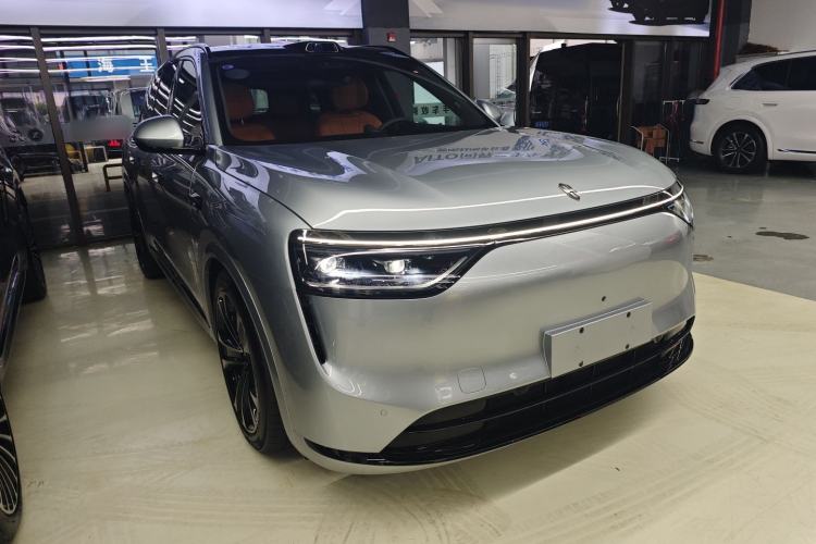 Used Hima AITO M8 2025 Extended-Range Ultra Version 53.4 kWh 5-Seater Edition Front Right 45 Deg