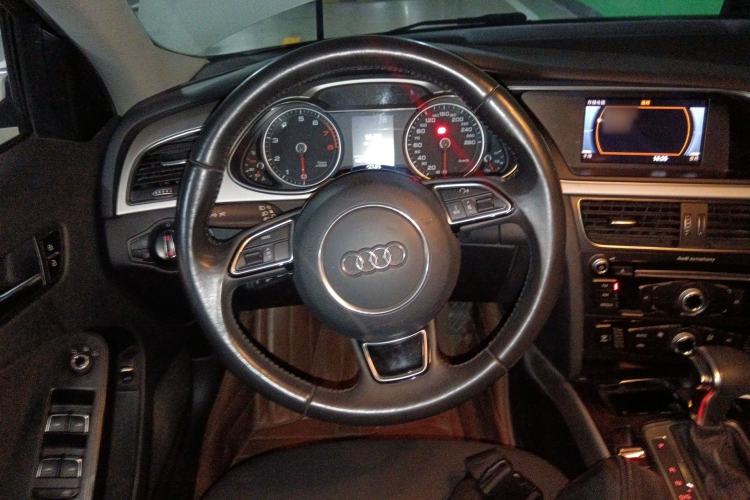 Used Audi A4L 2013 35 TFSI Automatic Standard Model Steering Wheel