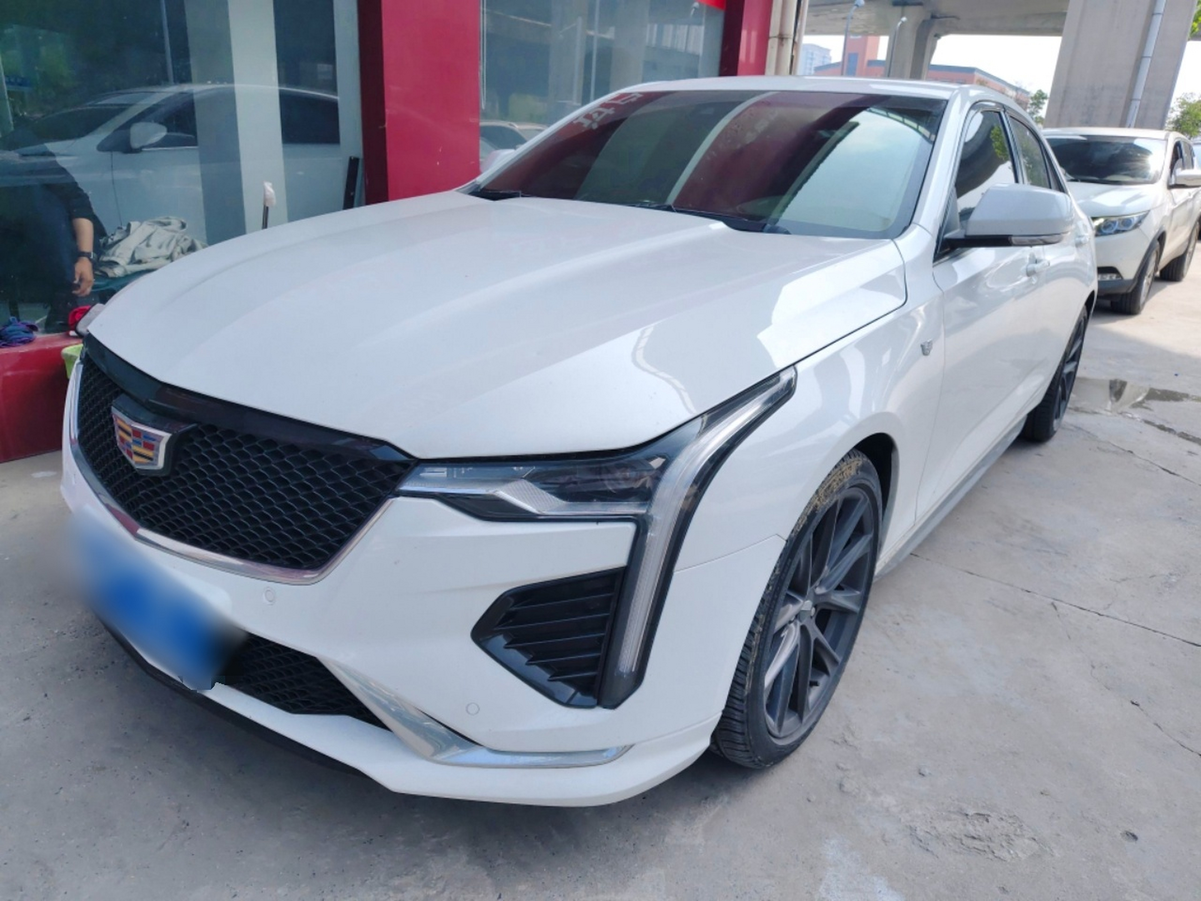 Под передней частью автомобиля