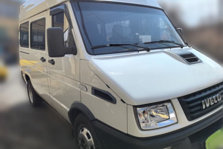 Used Iveco Daily 2021 2.5T A35 M1 Passenger Van 5-9 Seater Short Wheelbase Low Roof Dual Tires Manual Doors Front Right 45 Deg