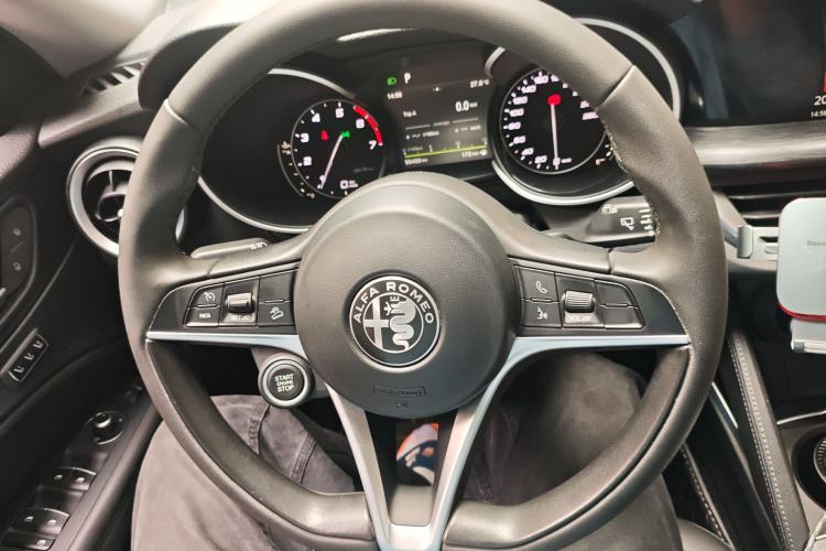 Used Alfa Romeo Stelvio 2017 2.0T 200HP Luxury Edition Steering Wheel